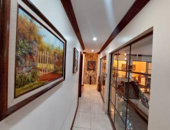 Se vende amplia casa en Escazú San José 26-1351