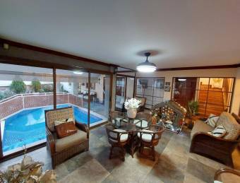 Se vende amplia casa en Escazú San José 26-1351