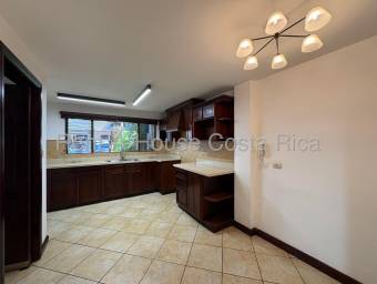 Casa grande en alquiler en Escazú, al mejor precio