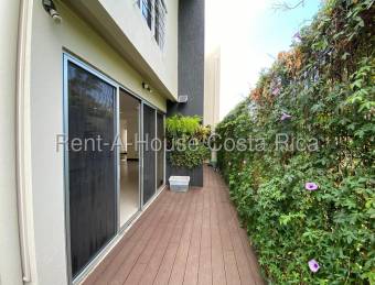 Se alquila casa esquinera en Piedades Santa Ana 26-1471