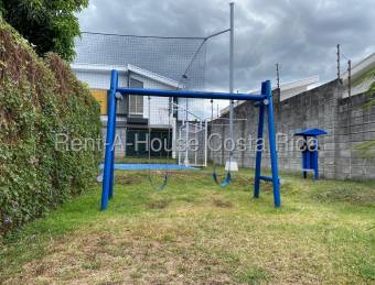 Se alquila casa esquinera en Piedades Santa Ana 26-1471