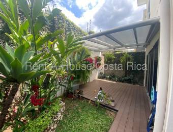 Se alquila casa esquinera en Piedades Santa Ana 26-1471