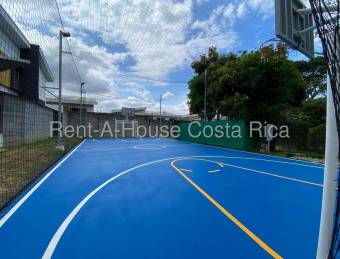 Se alquila casa esquinera en Piedades Santa Ana 26-1471