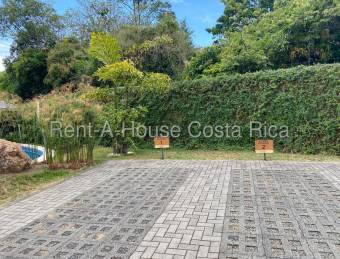 Se alquila casa esquinera en Piedades Santa Ana 26-1471