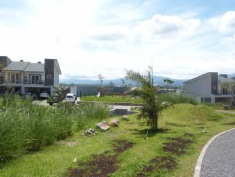 Se alquila casa con patio en San Rafael Escazú 26-1468