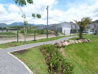 Se alquila casa con patio en San Rafael Escazú 26-1468