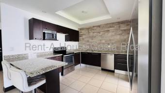 Se alquila casa con patio en San Rafael Escazú 26-1468