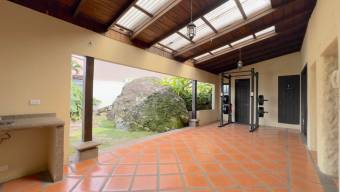 Se alquila casa con mucha luz natural en San Antonio Escazú 26-760