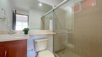 Se alquila espacioso apartamento en Escazú San José 26-1176