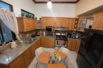 Venta de Excelente Casa en Escazú / Mls. 26-1351 OFC JB