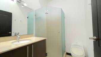 Modernidad y Confort en San Antonio Casa con Acabados de Lujo y Habitación de Servicio