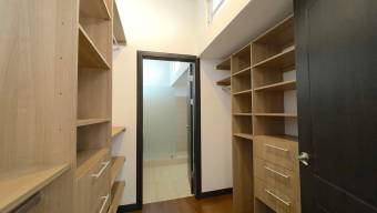 Modernidad y Confort en San Antonio Casa con Acabados de Lujo y Habitación de Servicio