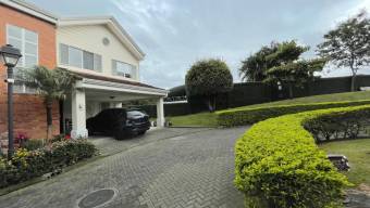 Espacio y Modernidad Casa de 3 Habitaciones  Servicio en San Antonio de Escazú.