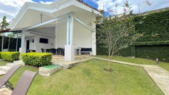 Espacio y Modernidad Casa de 3 Habitaciones  Servicio en San Antonio de Escazú.