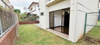 Se alquila casa con patio en Ulloa Heredia 26-1445