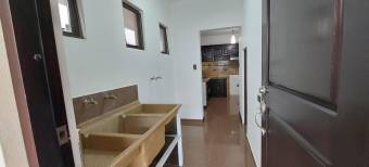 Se alquila casa con patio en Ulloa Heredia 26-1445