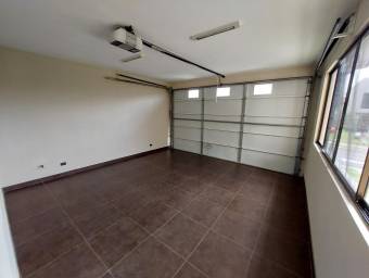 Se alquila casa con patio en Ulloa Heredia 26-1445