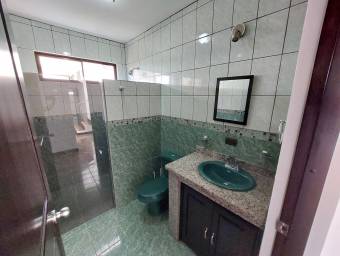 Se alquila casa con patio en Ulloa Heredia 26-1445