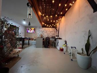 Se vende espaciosa casa en Ulloa Heredia 25-1188