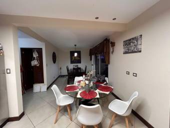 Se vende espaciosa casa en Ulloa Heredia 25-1188