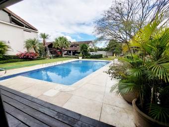 Casa amplia e iluminada en Lindora...apúrate y cómprala ya 