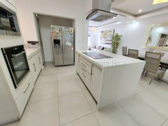 Casa amplia e iluminada en Lindora...apúrate y cómprala ya 