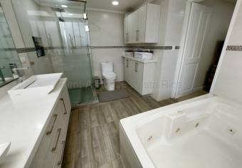 Casa amplia e iluminada en Lindora...apúrate y cómprala ya 