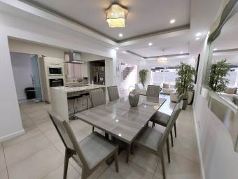 Casa amplia e iluminada en Lindora...apúrate y cómprala ya 