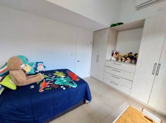 Casa remodelada en condominio exclusivo de Santa Ana