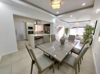 Casa remodelada en condominio exclusivo de Santa Ana