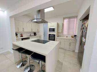 Casa remodelada en condominio exclusivo de Santa Ana