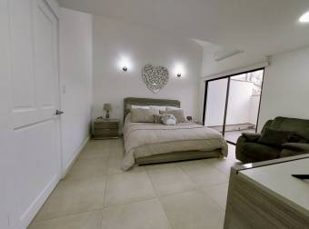 Casa remodelada en condominio exclusivo de Santa Ana