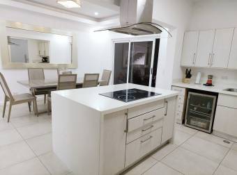 Casa remodelada en condominio exclusivo de Santa Ana