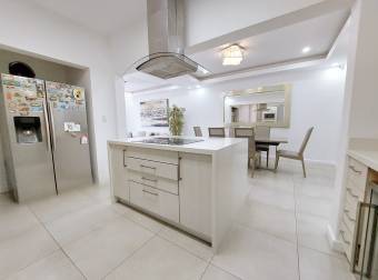 Casa remodelada en condominio exclusivo de Santa Ana