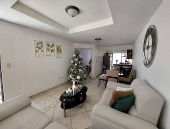 Se vende casa con mucha luz natural en San Pablo Heredia 26-1080