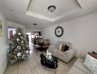 Se vende casa con mucha luz natural en San Pablo Heredia 26-1080