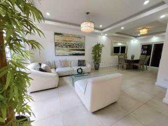 Se vende casa con patio en Pozos Santa Ana 26-1497