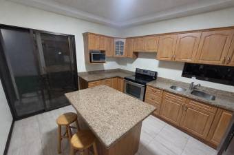 Se vende amplia casa en San Rafael Escazú 26-1355