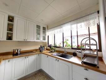 Se vende casa con patio en Rohrmoser San José 25-139