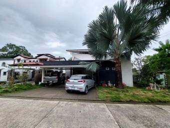 Se vende casa con patio en San Miguel Heredia 26-280