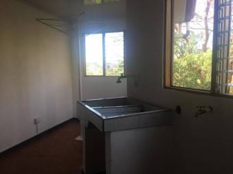 se alquila espacioso apartamento en Santa Ana incluye cabe e internet 20-556 