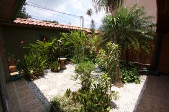 se vend espaciosa casa con jardin y estanque 19-1343