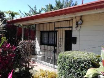 se vende propiedad con dos casa  y un apartamento 20-71