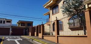 Imponente casa en venta San Joaquín de Flores. #20-641