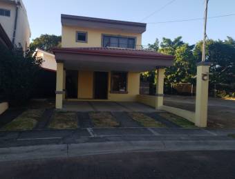 TERRAQUEA Casa en Amplio Terreno con Finos Acabados y Separadas de las Demás