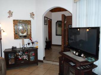 se vende casa con jardin en heredia centro 20-546