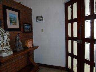 se vende casa con jardin en heredia centro 20-546