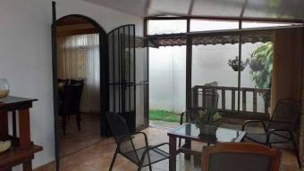 se vende espaciosa casa remodelada en Rohromoser 19-1346