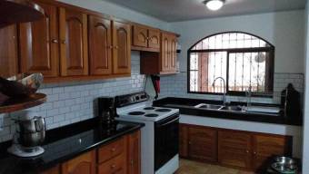 se vende espaciosa casa remodelada en Rohromoser 19-1346