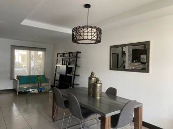 Venta de Casa en Guachipelín, Escazú. 21-1487a